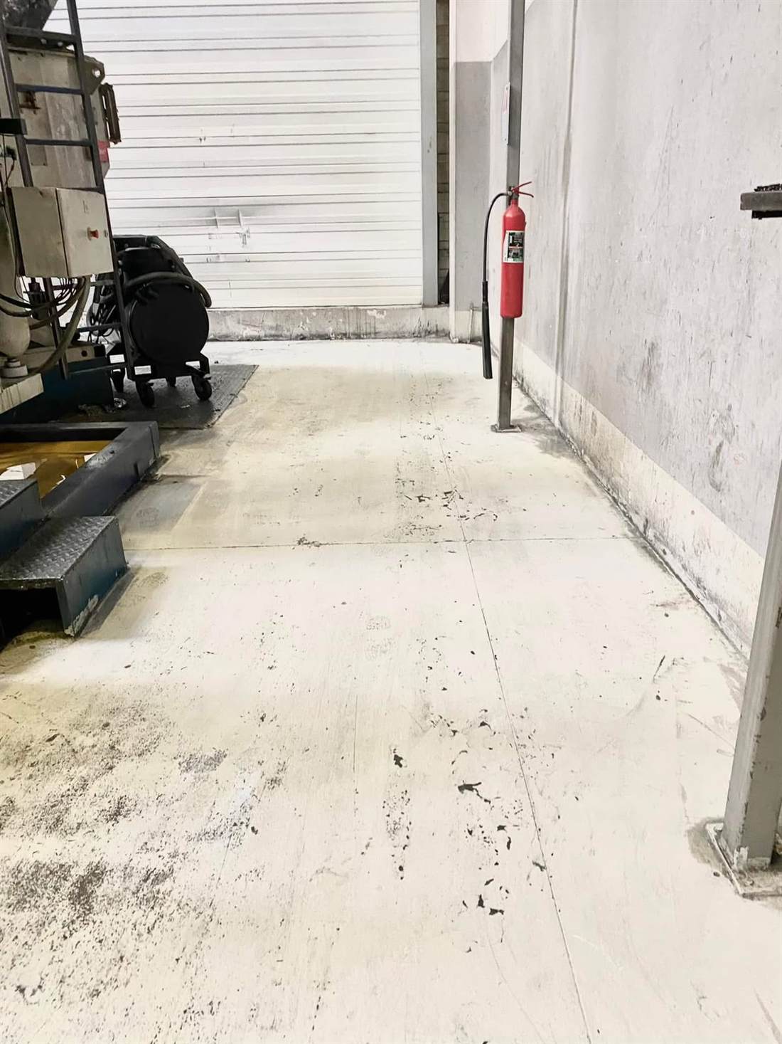 Pardoseală industrială după curățarea mecanizată