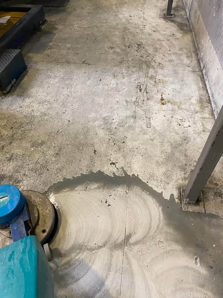 Pardoseală industrială înainte de curățarea mecanizată